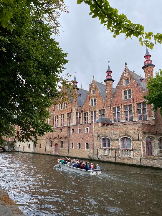 canal-cruise-things-to-do-in-bruges