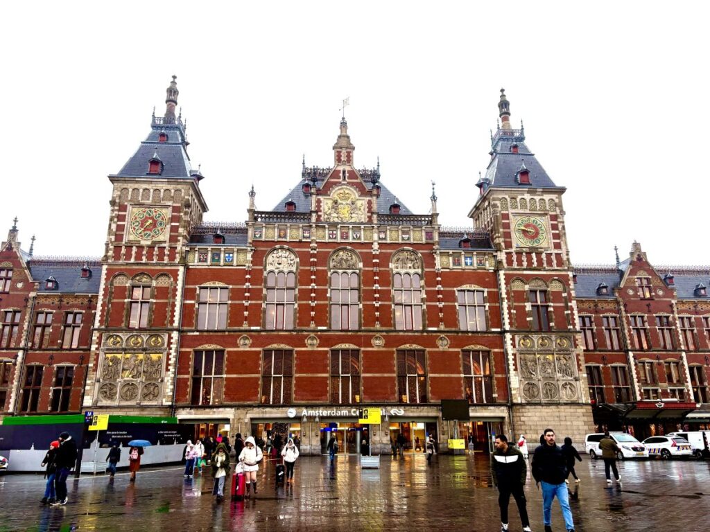 amsterdam_central_station_winter_europe_itinerary