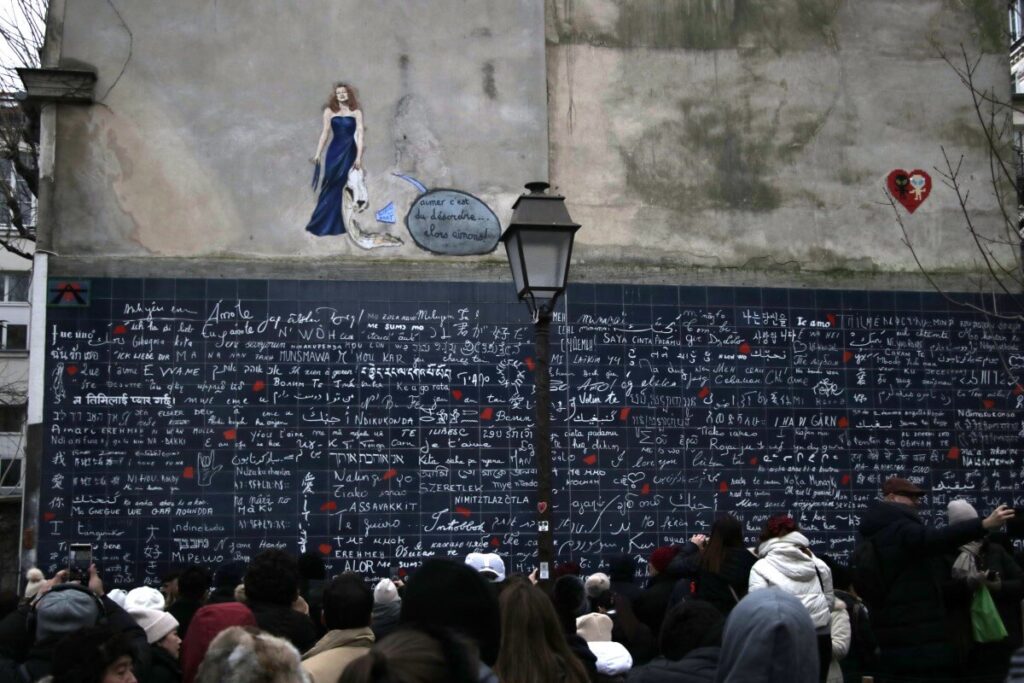 paris_day_trip_visiting_wall_of_love