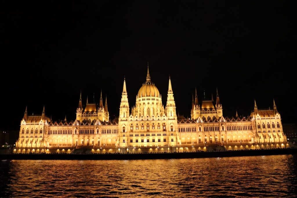 budapest_parliament_night_solo_travel